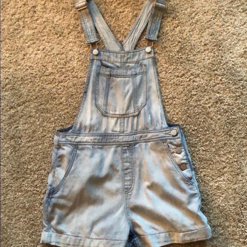 Light wash short overalls